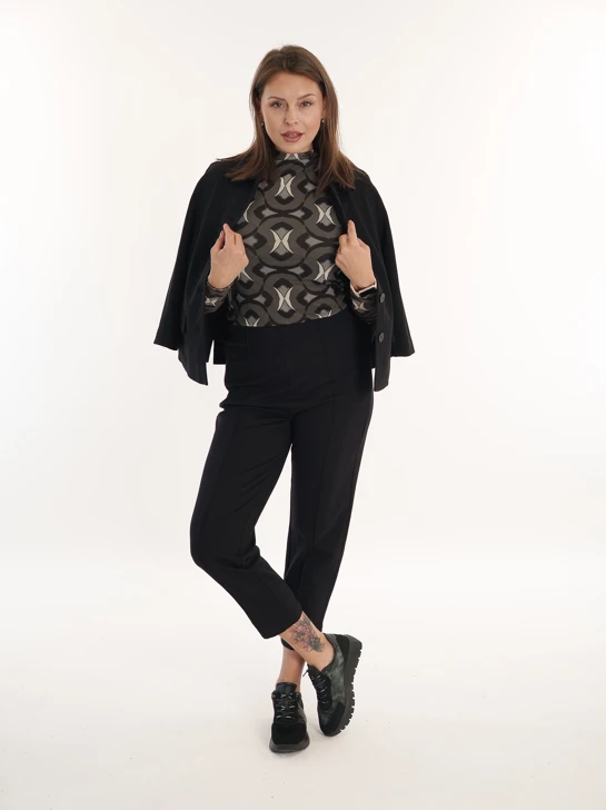 CATNOIR & WONDERS – elegantný čierny outfit s grafickým vzorom a športovým štýlom