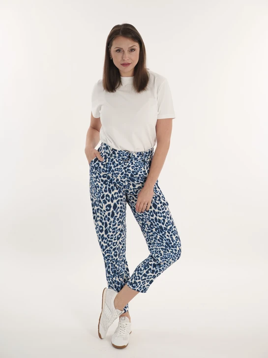 Dámsky elegantný ležérny outfit s leopardími nohavicami CATNOIR a bielymi teniskami HÖGL