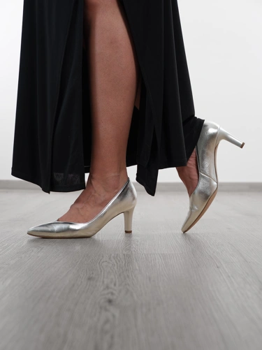 Tento elegantný večerný outfit kombinuje luxusné textúry s klasickým strihom. (3)